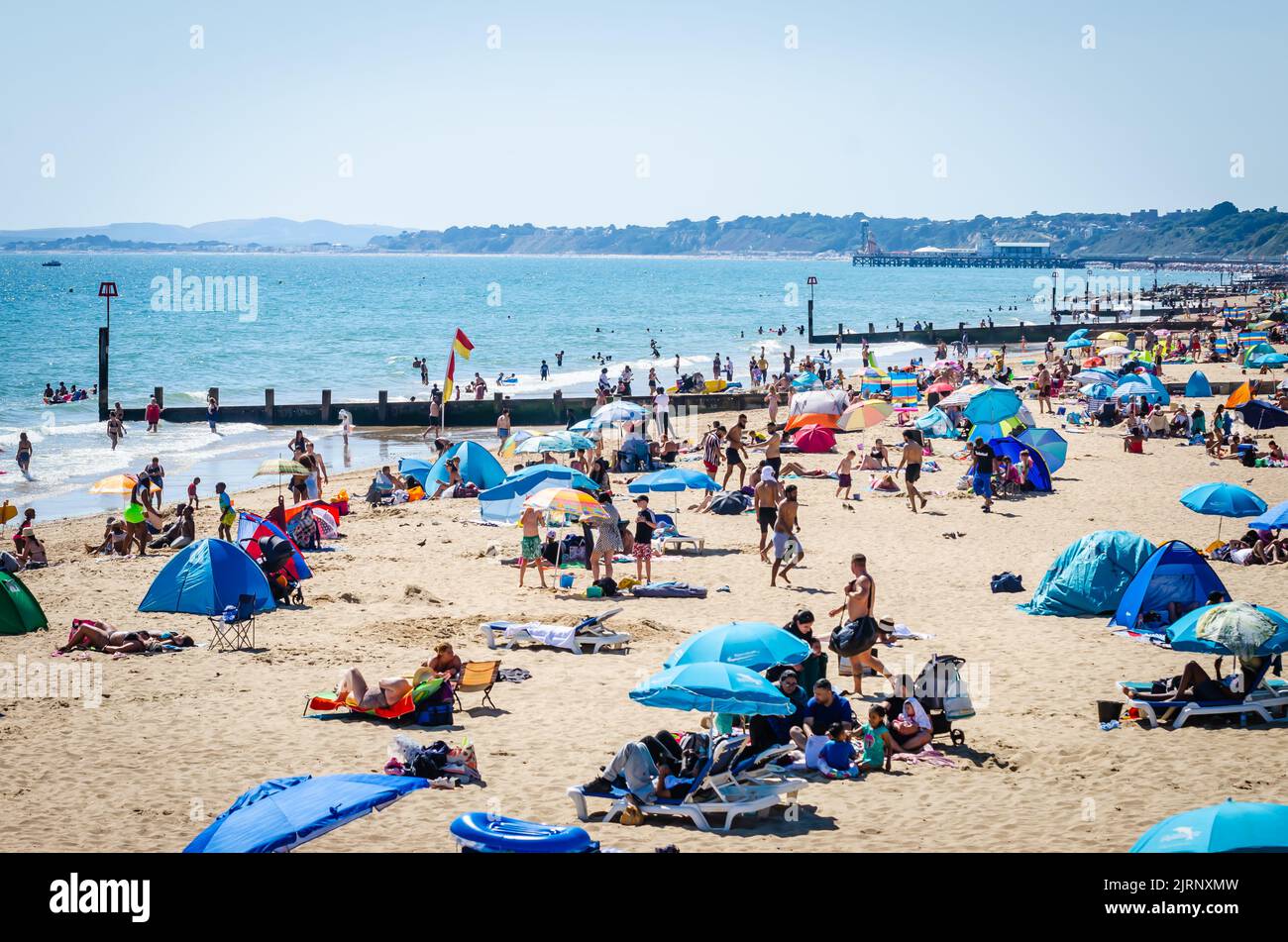 24 août 2022, Boscombe Beach, Bournemouth, Royaume-Uni - les gens sur la plage dans une très chaude journée d'été, Angleterre Banque D'Images