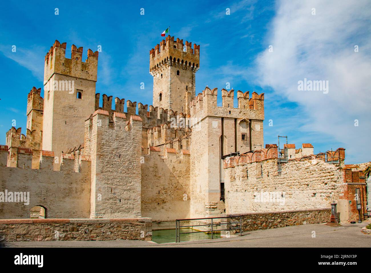 Magnifique et imposant Castello Scaligero sur le lac de Garde, Sirmione, Brescia, Italie Banque D'Images