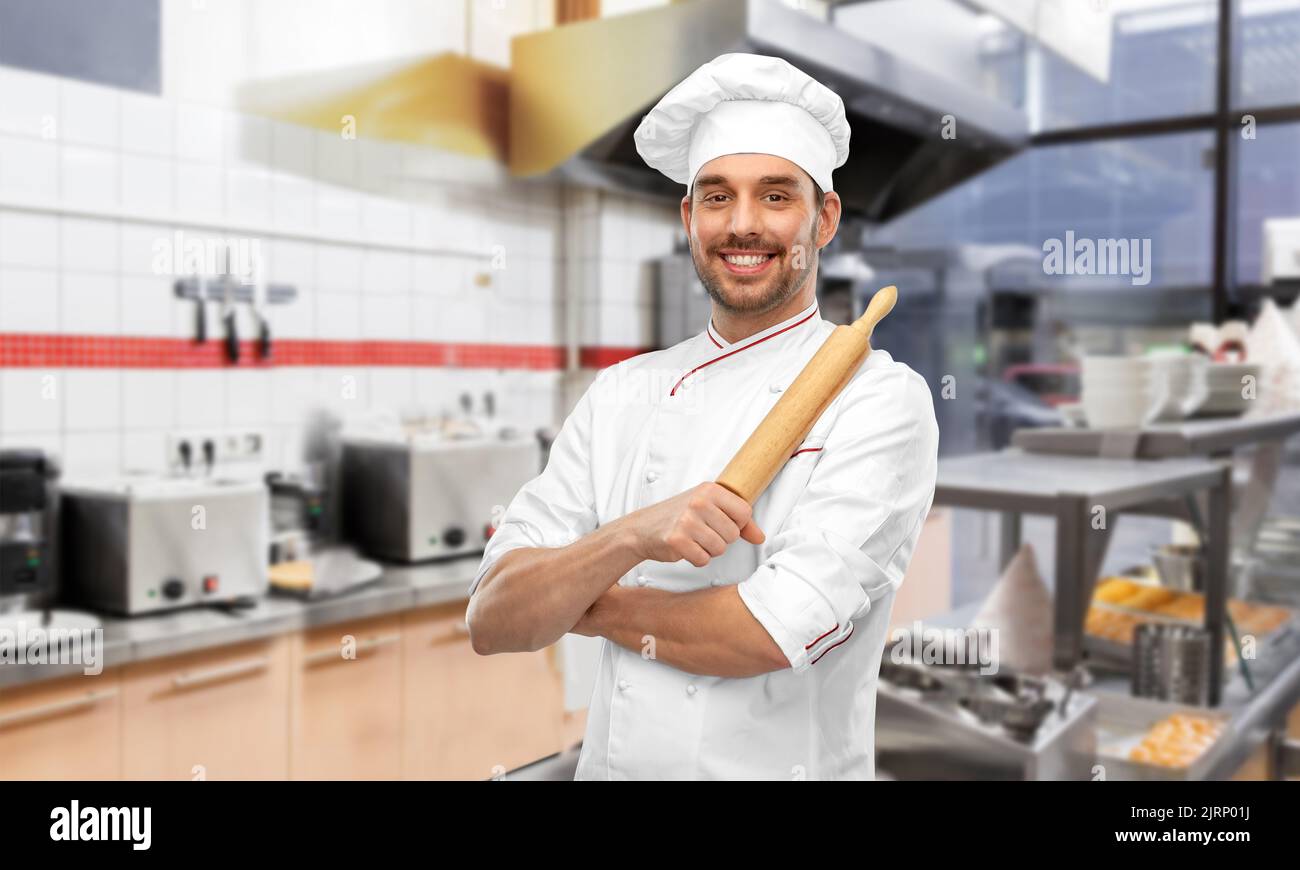 joyeux chef masculin avec un rollpin dans la cuisine Banque D'Images