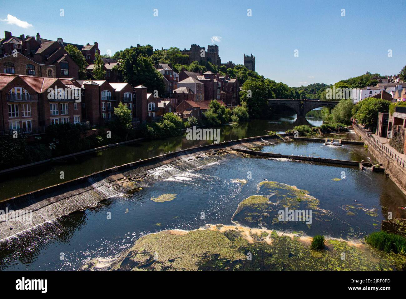 Vue sur la cathédrale de Durham et la ville depuis le pont Milburngate, Leazes Road sur Durham au-dessus de la rivière Wear Banque D'Images