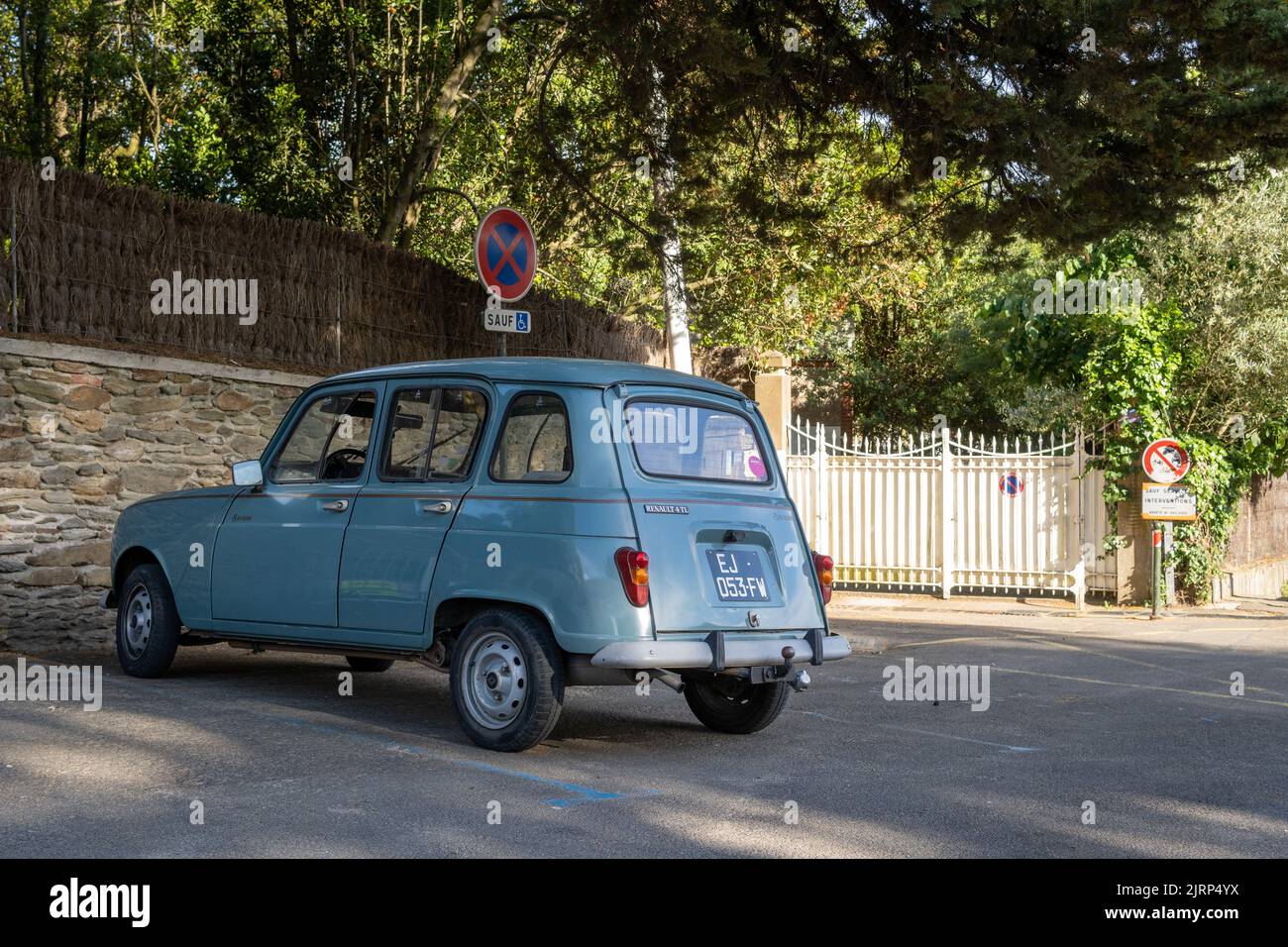 Voiture Renault 4L bleu vintage garée à Pornic, en France, à la lumière du jour Banque D'Images