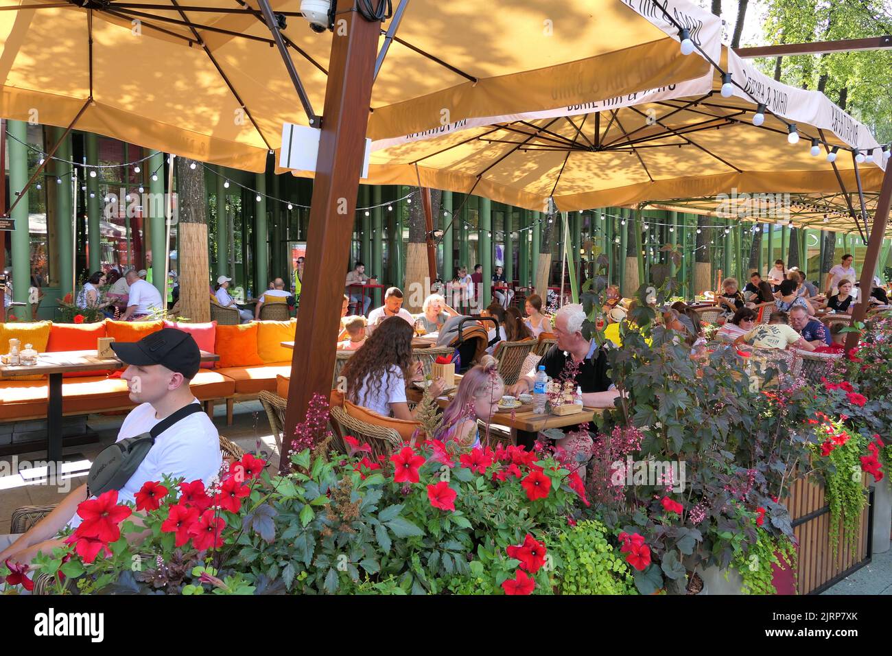 Nijni Novgorod, Russie, parc suisse, 08.06.2022. Les gens sont assis sur la véranda d'un café d'été dans le Banque D'Images