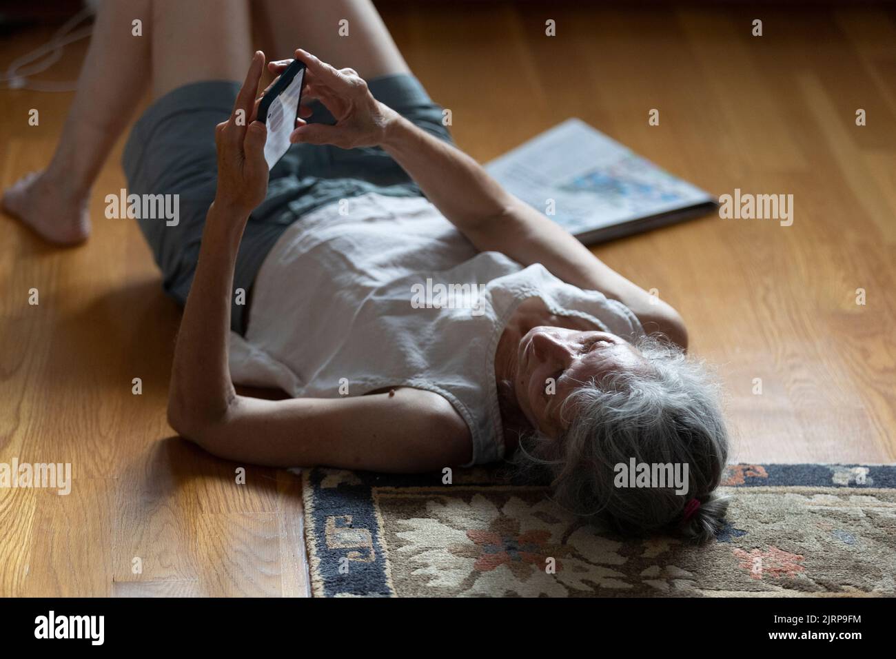 Femme lisant sur un smartphone Banque D'Images