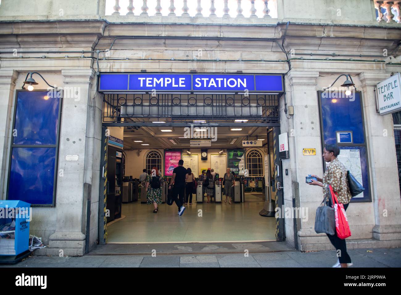 À l'extérieur de la station de métro Temple Banque D'Images