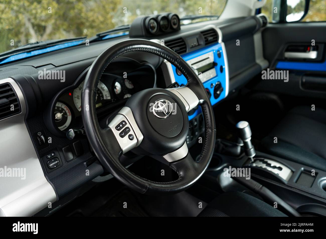 Un intérieur d'un Toyota FJ Cruiser 2007 en noir et bleu Banque D'Images