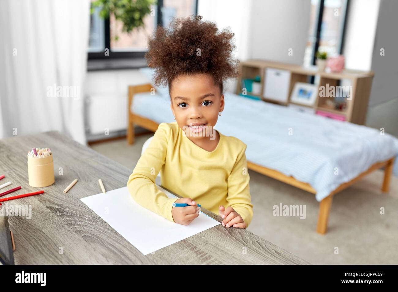 petite fille dessin avec crayons de couleur à la maison Banque D'Images