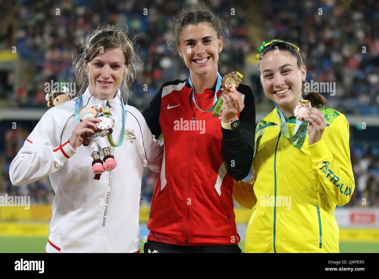 (De gauche à droite) Sophie HAHN d'Angleterre (argent), Olivia BREEN du pays de Galles (or), Rhiannon CLARKE d'Australie (bronze) dans le Women's T37 / T38 100m - finale aux Jeux du Commonwealth 2022 à Birmingham. Banque D'Images