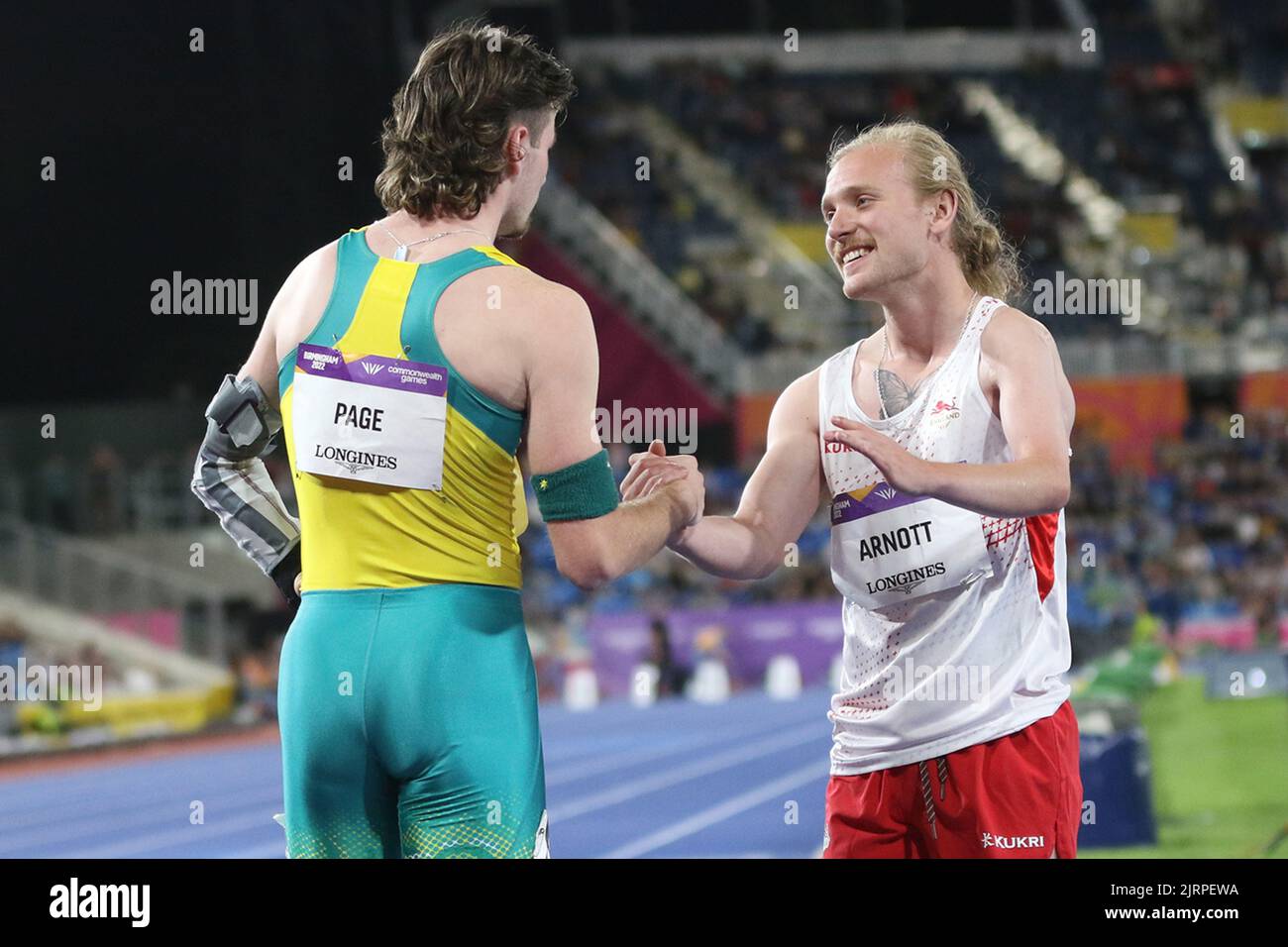 (De gauche à droite) page Jaydon de l'Australie tremble les mains avec James ARNOTT de l'Angleterre dans les hommes T45 / T47 100m aux Jeux du Commonwealth 2022 à Birmingham. Banque D'Images