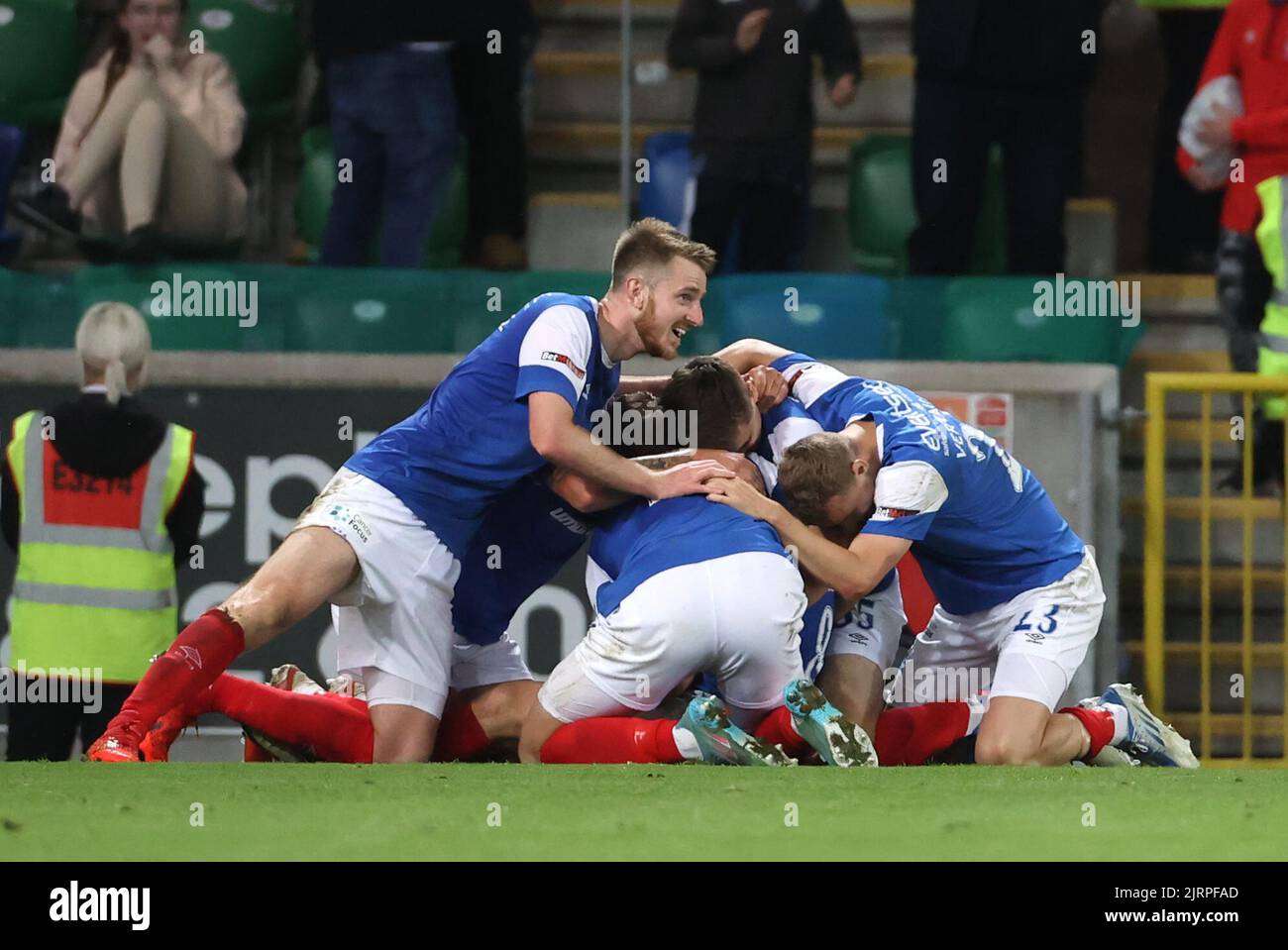 Kyle McClean de Linfield (obscurci) célèbre le premier but de son équipe lors du match de l'UEFA Europa Conference League à Windsor Park, Belfast. Date de la photo: Jeudi 25 août 2022. Banque D'Images