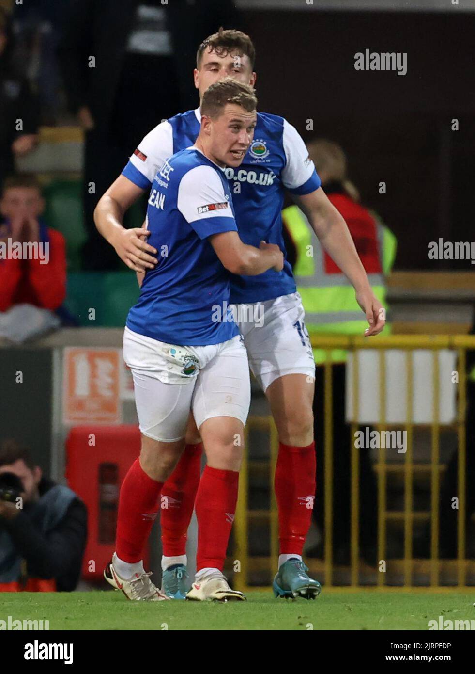 Kyle McClean de Linfield (obscurci) célèbre le premier but de son équipe lors du match de l'UEFA Europa Conference League à Windsor Park, Belfast. Date de la photo: Jeudi 25 août 2022. Banque D'Images