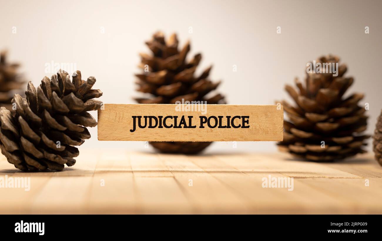 Police judiciaire écrite sur une surface en bois. Termes juridiques et politiques Banque D'Images
