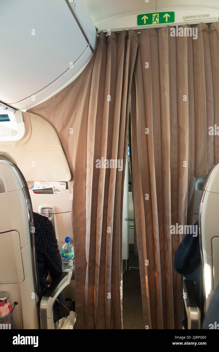 Rideaux / rideaux entre passagers Economy et sièges classe affaires sur un avion d'avion Airbus A220 passagers. (131) Banque D'Images