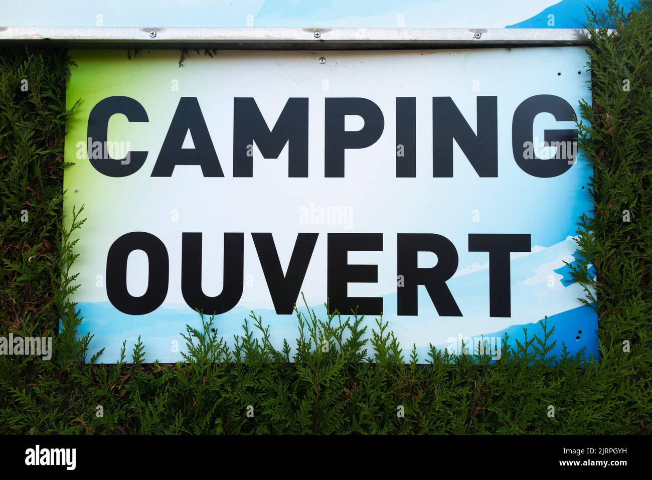 Camping Ouvert signe ouvert (indiquant que l'espace libre est disponible) au site de camp français / camping et statique + garage mobile. Lac du Bourget, Conjux, France. (131) Banque D'Images