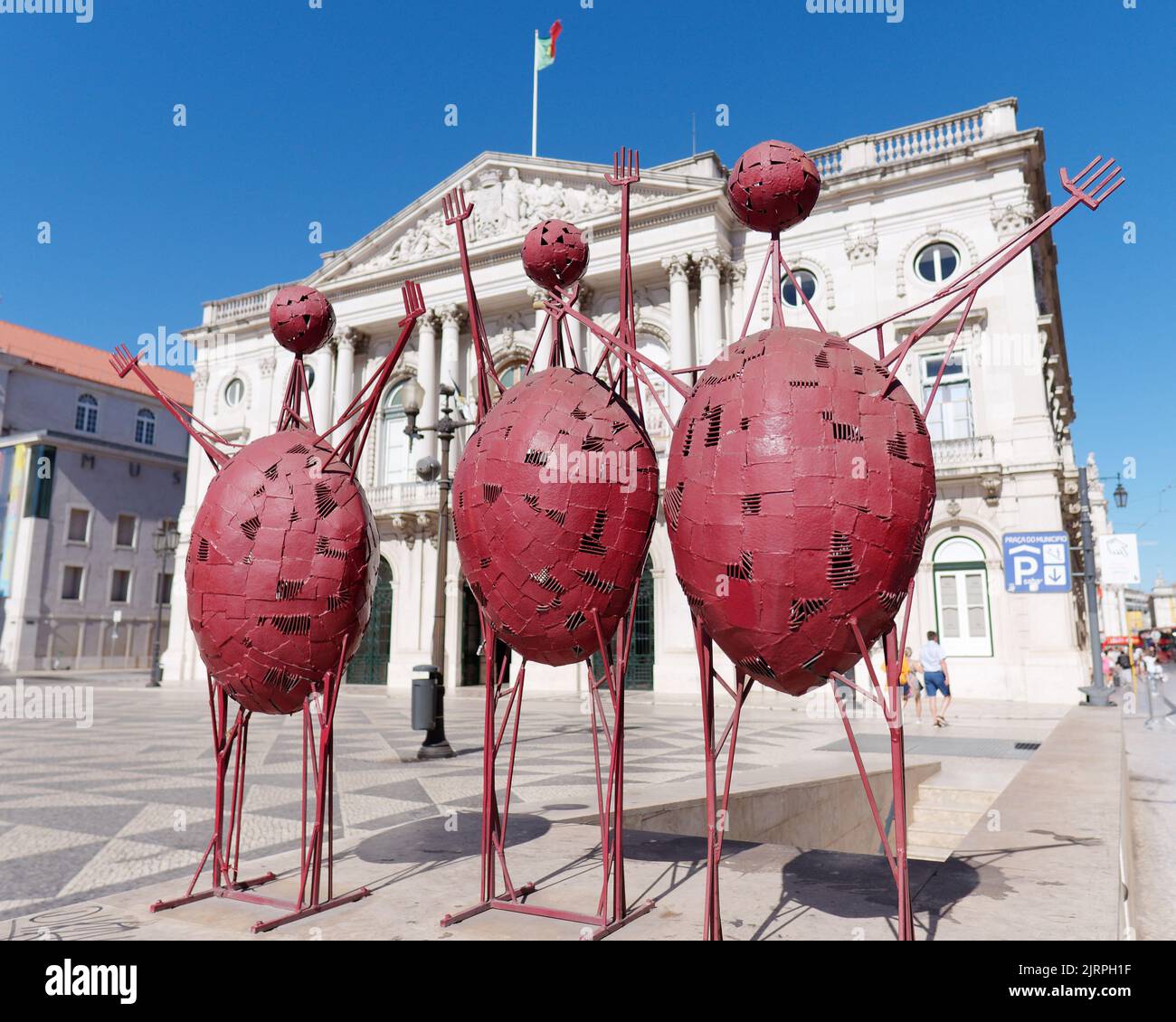 Statues d'œuvres d'art rouges à praça do município (place municipale) en face de l'hôtel de ville, Lisbonne, Portugal. Banque D'Images