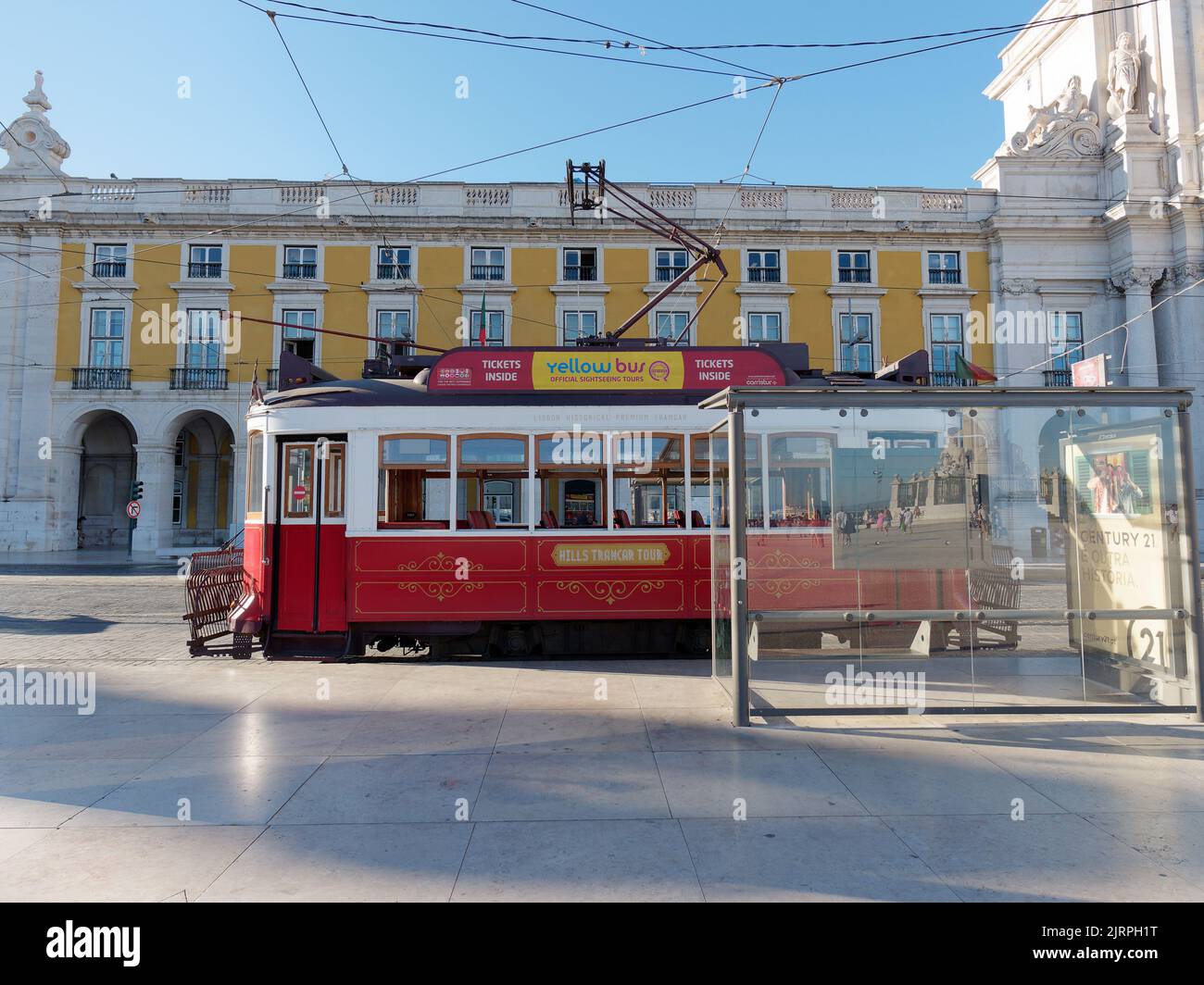 Tramway rouge aka tramway aka tramway à Praça do Comércio (place commerciale) le soir d'été. Lisbonne, Portugal. Banque D'Images