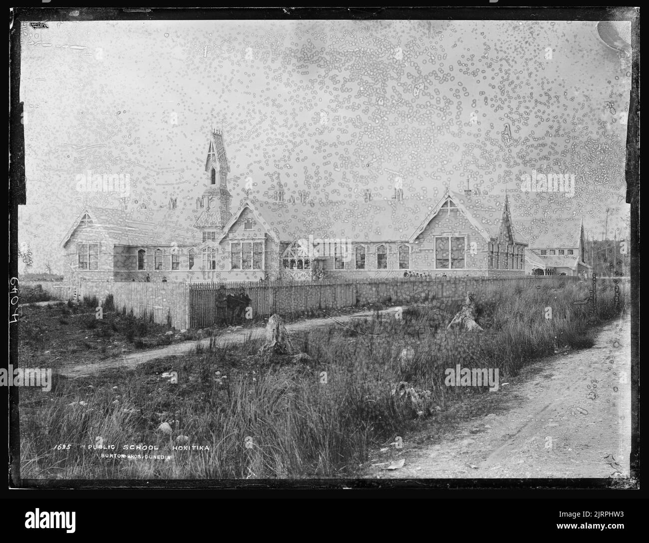 École publique, Hokitika, vers 1880, Dunedin, par Burton Brothers. Banque D'Images