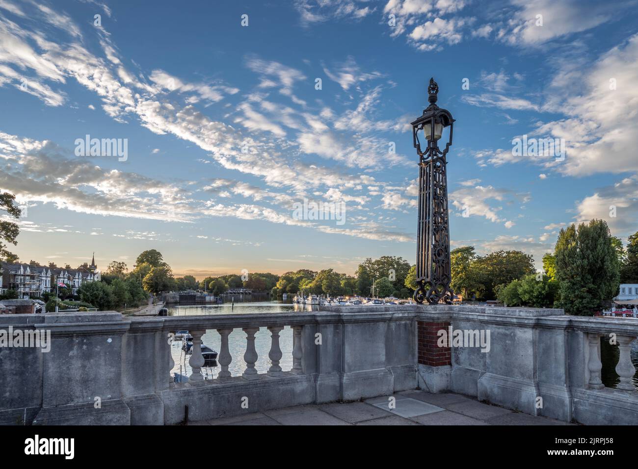 Vue sur le coucher du soleil depuis Hampton court Bridge Surrey, Royaume-Uni, fin août Banque D'Images