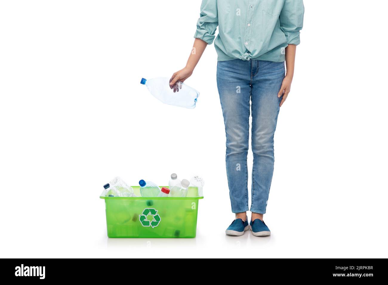 jeune femme triant des déchets plastiques Banque D'Images
