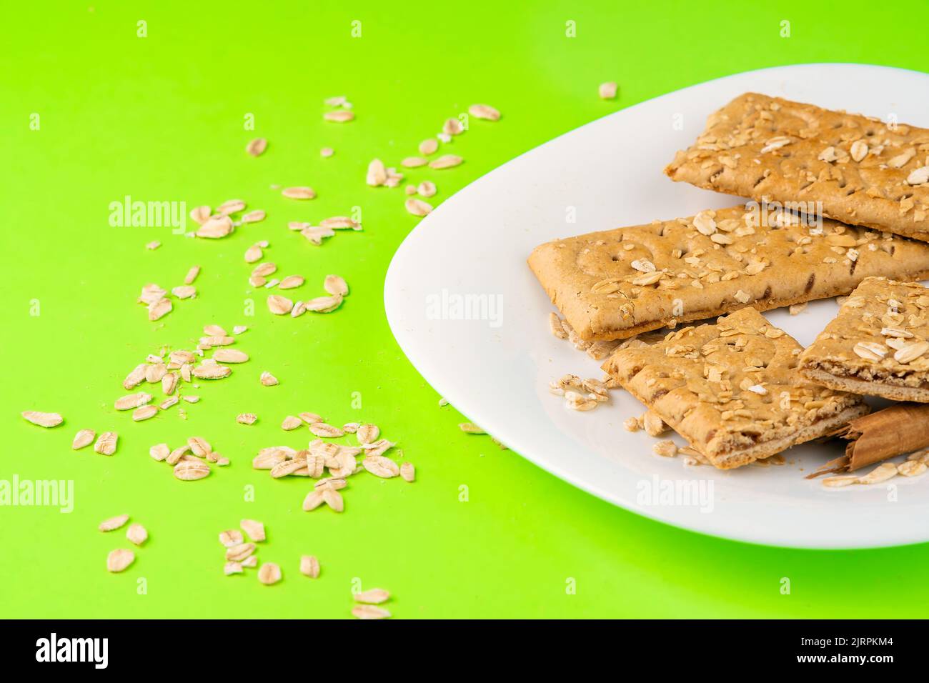 Bar à flocons d'avoine sur une assiette blanche, prêt pour l'espace de photocopie du petit déjeuner Banque D'Images