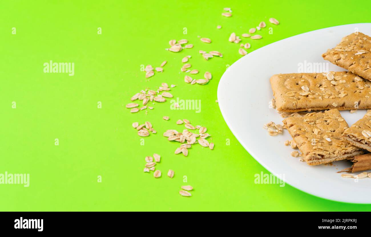 Bar à flocons d'avoine sur une assiette blanche, prêt pour l'espace de photocopie du petit déjeuner Banque D'Images