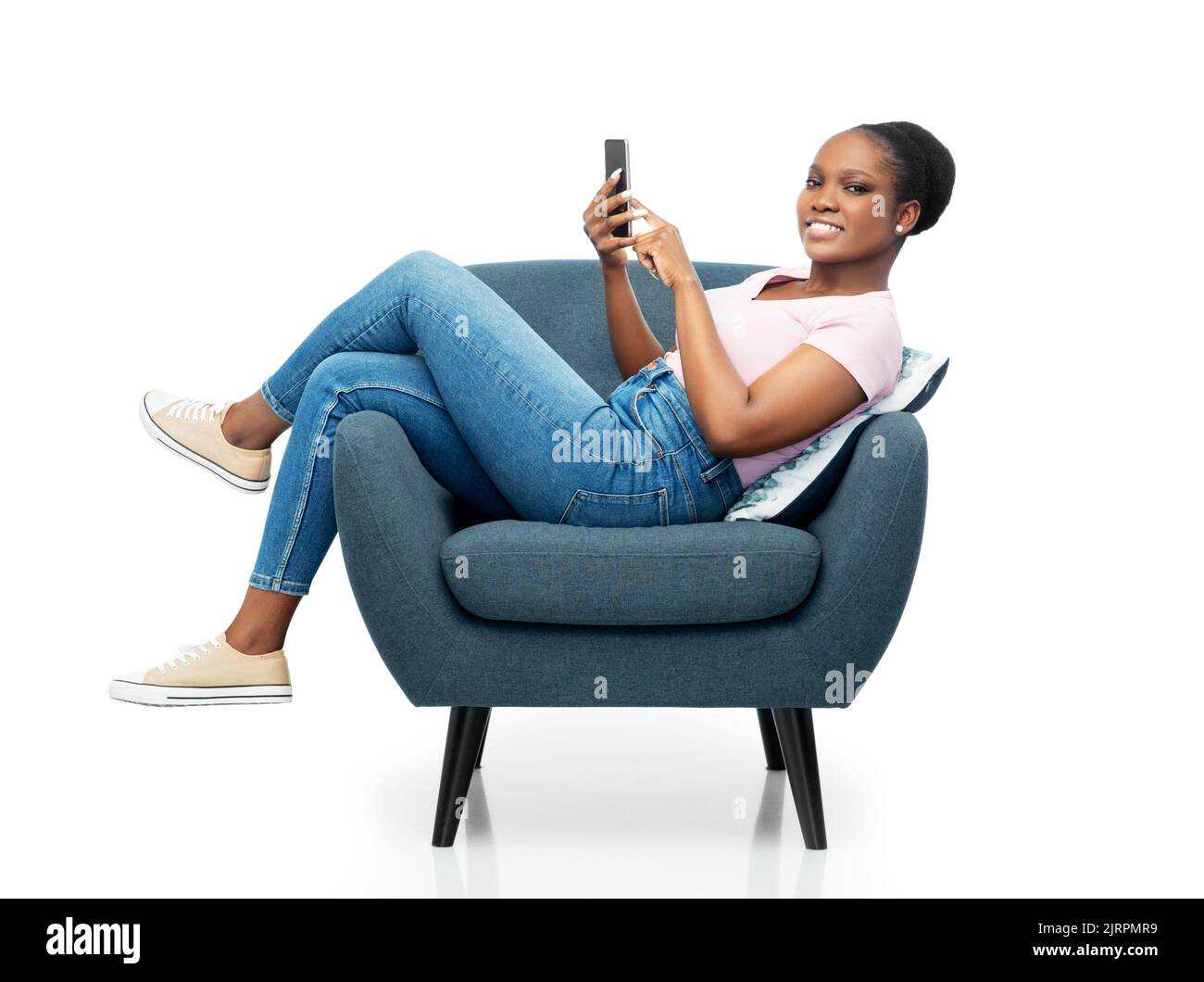 femme afro-américaine avec smartphone dans un fauteuil Banque D'Images