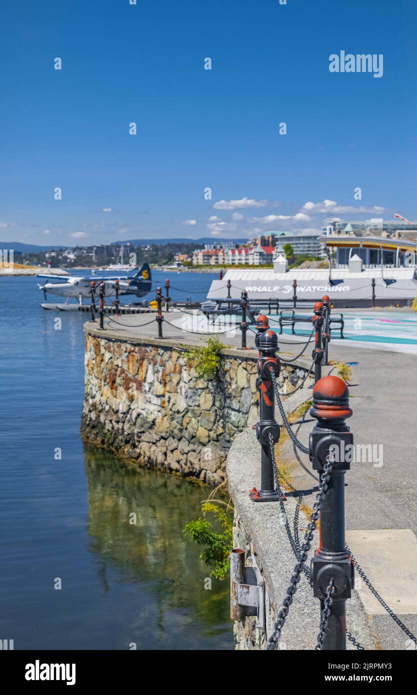 Paysage urbain de l'arrière-port de Victoria, C.-B., Canada pendant les vacances d'été. Destination touristique populaire avec des éco-excursions, des magasins uniques, de la nourriture près de la Banque D'Images