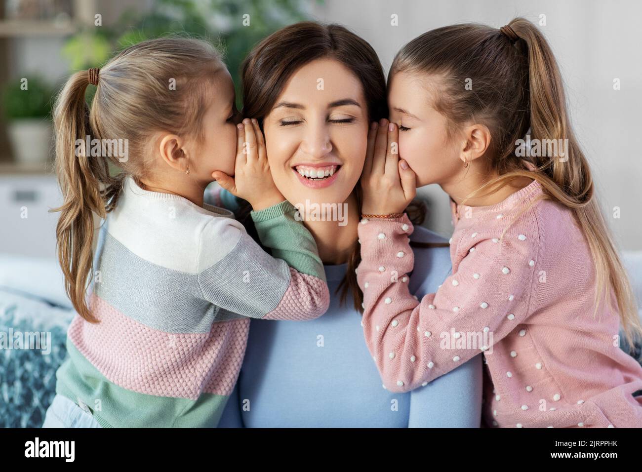 une mère et des filles ravie à la maison Banque D'Images