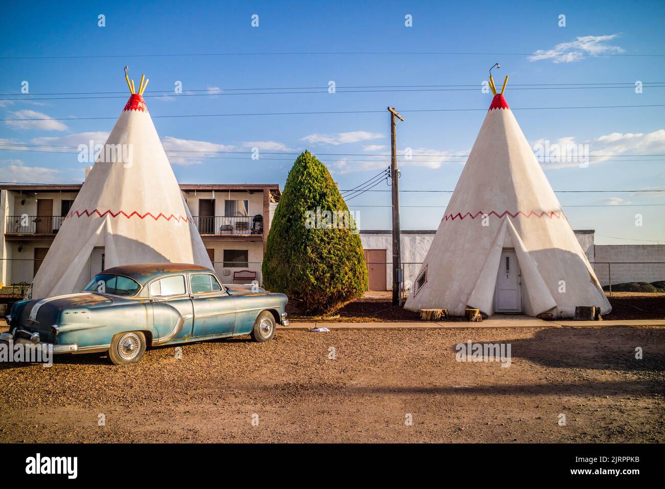 Une tente touristique avec vue sur la ville de Holbrook, Arizona Banque D'Images