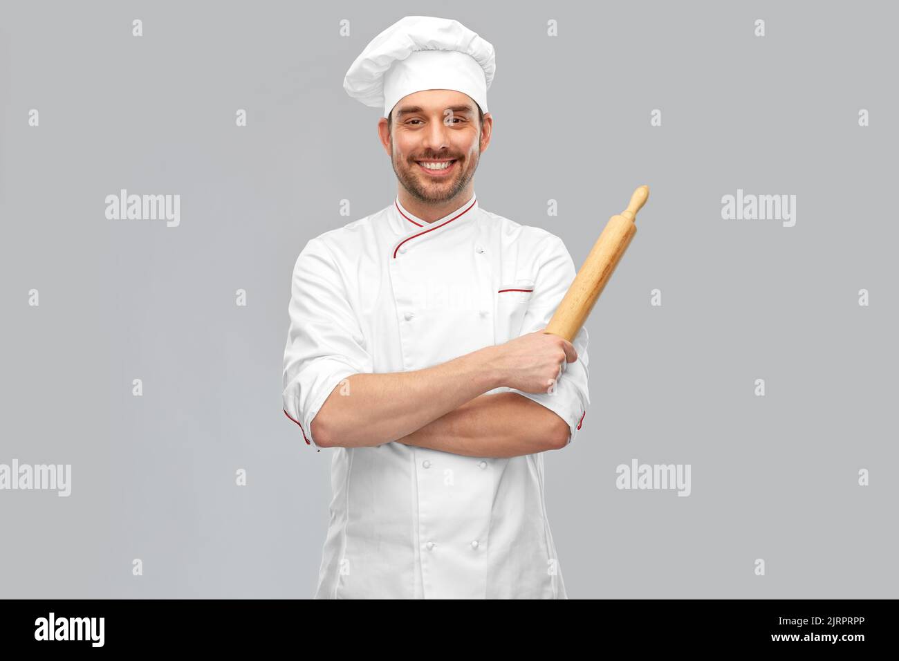 joyeux chef ou boulanger masculin souriant avec son rouleau Banque D'Images