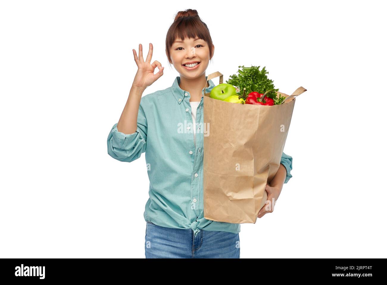 bonne femme asiatique avec de la nourriture dans un sac de shopping en papier Banque D'Images