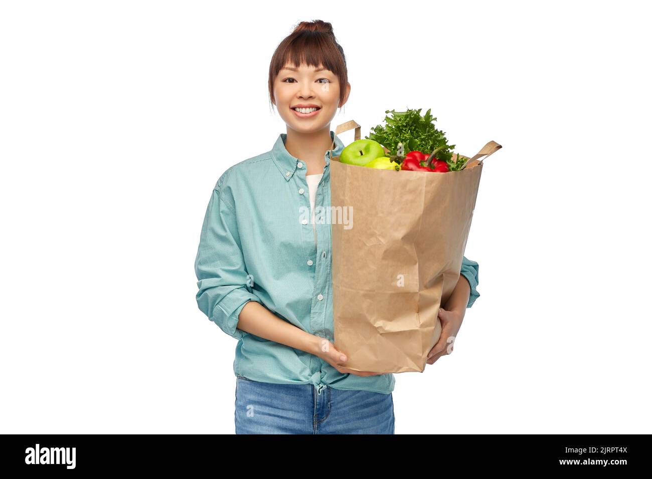 bonne femme asiatique avec de la nourriture dans un sac de shopping en papier Banque D'Images