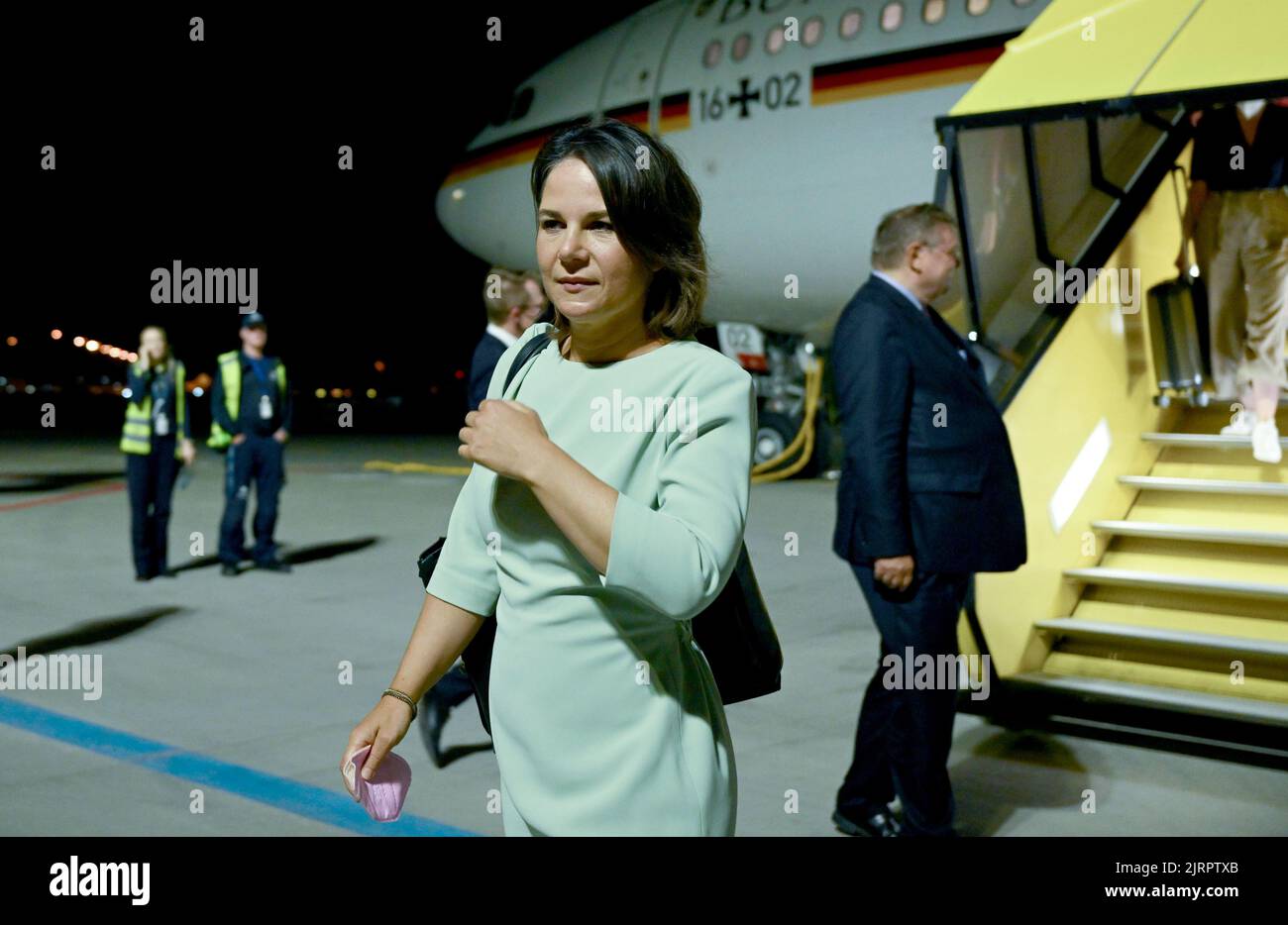 Kopenhagen, Danemark. 25th août 2022. Annalena Baerbock (Bündnis 90/Die Grünen), ministre fédéral des Affaires étrangères, sera reçue à l'aéroport de Copenhague. Le programme comprend une visite dans une cuisine industrielle durable, des entretiens avec son homologue et la signature d'un mémorandum d'accord sur la coopération en matière de politique énergétique et de sécurité. Credit: Britta Pedersen/dpa/Alay Live News Banque D'Images