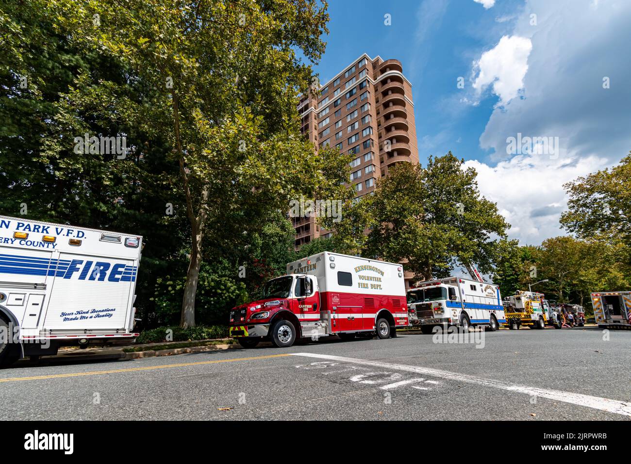 Scène d'appareils de service d'incendie près d'un feu de bâtiment de haute élévation dans North Bethesda, Montgomery County, Maryland. Banque D'Images Scène d'appareils de service d'incendie près d'un feu de bâtiment de haute élévation dans North Bethesda, Montgomery County, Maryland. Banque D'Images