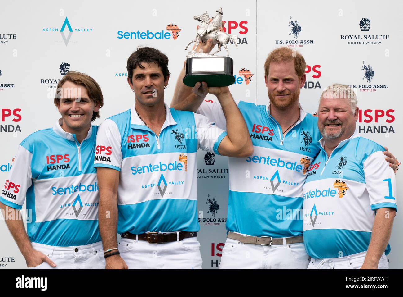 (De gauche à droite) Grant Ganzi, Nacho Figueras, le duc de Sussex et Steve Cox élèvent le trophée après avoir participé à un match de polo lors de la Sentebale ISPS Handa Polo Cup au Aspen Valley Polo Club de Carbondale, au Colorado, aux États-Unis. Date de la photo: Jeudi 25 août 2022. Banque D'Images