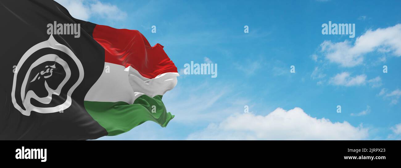 Drapeau des peuples austronésiens Pattani Malais sur fond ciel nuageux, vue panoramique.drapeau représentant le groupe ethnique ou la culture, autorités régionales. Banque D'Images