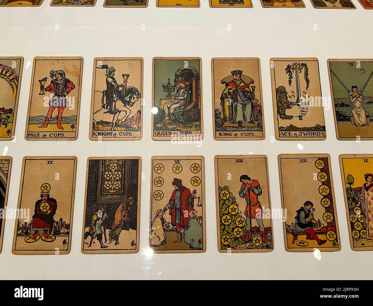 Ponton de Tarot Rider-Waite-Smith, 1909 (imprimé vers 1920-30) cartes de Tarot. Par Pamela Colman Smith. En 1909, Pamela Colman Smith a été commandée pour concevoir un ensemble de soixante-dix-huit cartes tarot par A. E. Waite, le chef du Rite indépendant et rectifié de l'Aube dorée, une société secrète et mystique à laquelle Smith appartenait. (Whitney Museum, New York) Banque D'Images