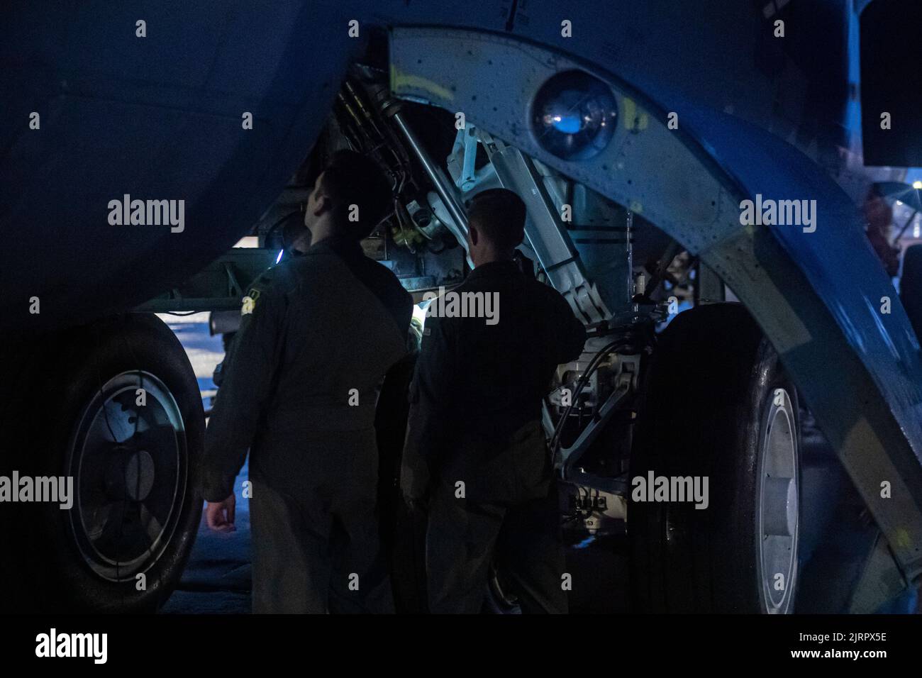 Les pilotes de la Force aérienne des États-Unis affectés à l'escadron de bombardement 20th effectuent des inspections avant vol sur une forteresse B-52 Stratofortress avant le décollage à la base aérienne de Barksdale, en Louisiane, sur 23 août 2022. Le B-52 est un bombardier lourd à longue portée qui peut effectuer diverses missions et qui a été la colonne vertébrale des forces américaines de bombardiers stratégiques pendant plus de 60 ans. (É.-U. Photo de la Force aérienne par le sergent d'état-major James R. Crow) Banque D'Images