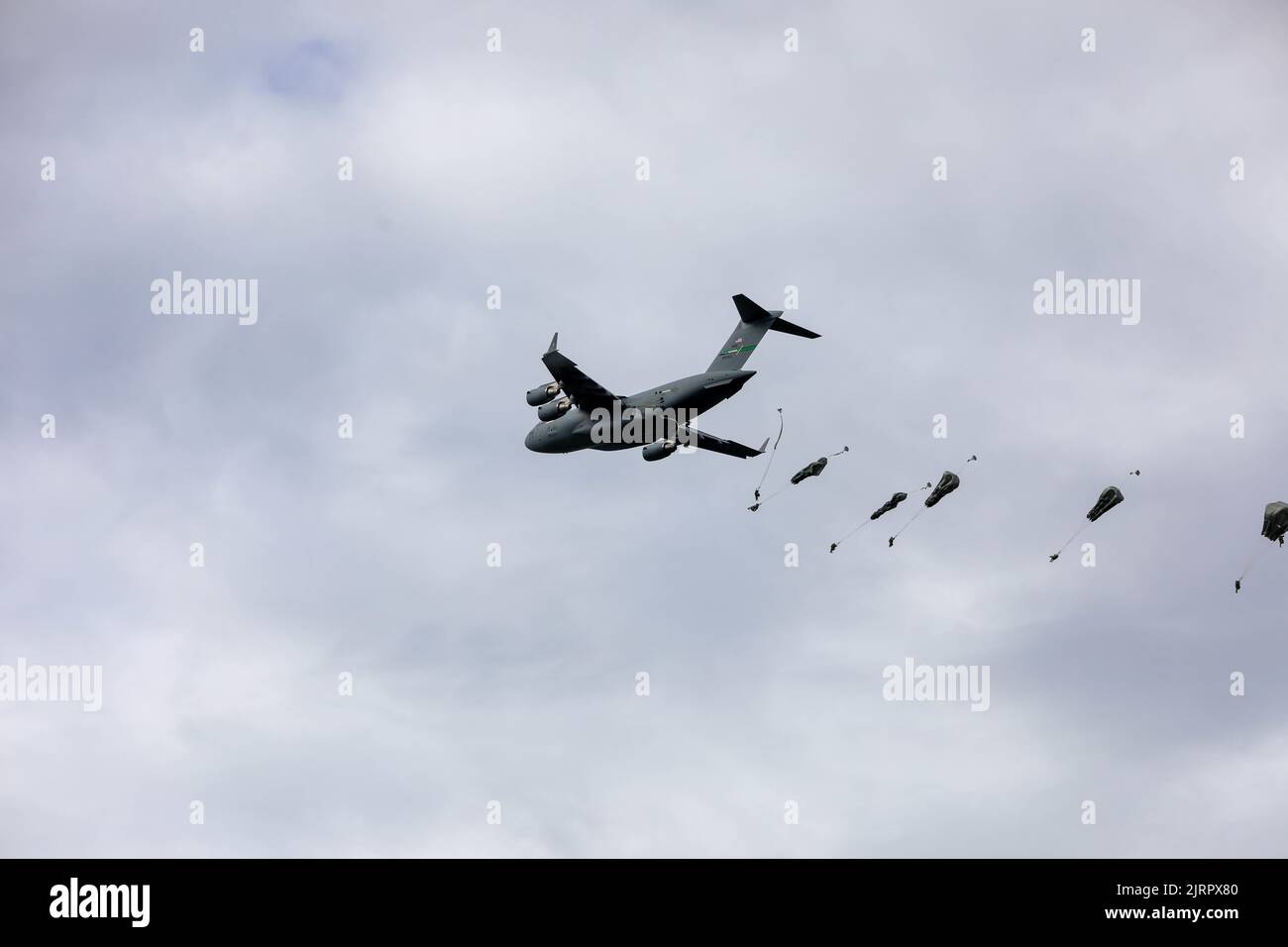 Des parachutistes affectés à l'équipe de combat de 2nd Brigade (aéroporté), 11th Airborne Division (Anges arctiques) quittent un globe-maître de la Force aérienne C-17 à 1250 pieds au-dessus de la zone de chute de Malemute sur la base interarmées Elmendorf-Richardson, Alaska, 24 août 2022. Les Anges de l'Arctique restent compétents dans leur fonction principale d'être une unité d'entrée paritaire, capable de répondre et de projeter de la puissance dans l'ensemble du Pacifique en 18 heures. Banque D'Images