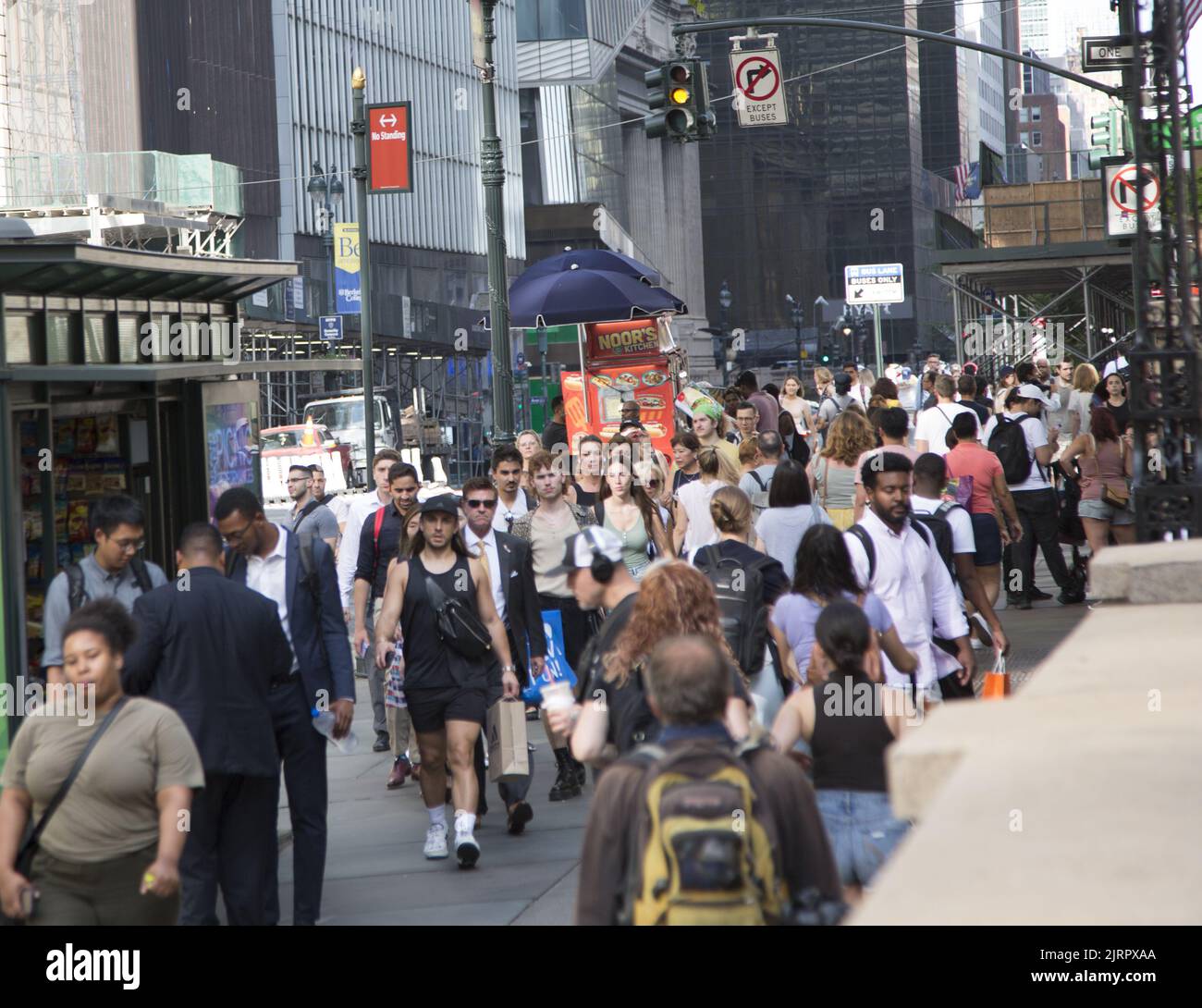 La rue 42nd à 5th Avenue est toujours bondée de piétons sur le trottoir