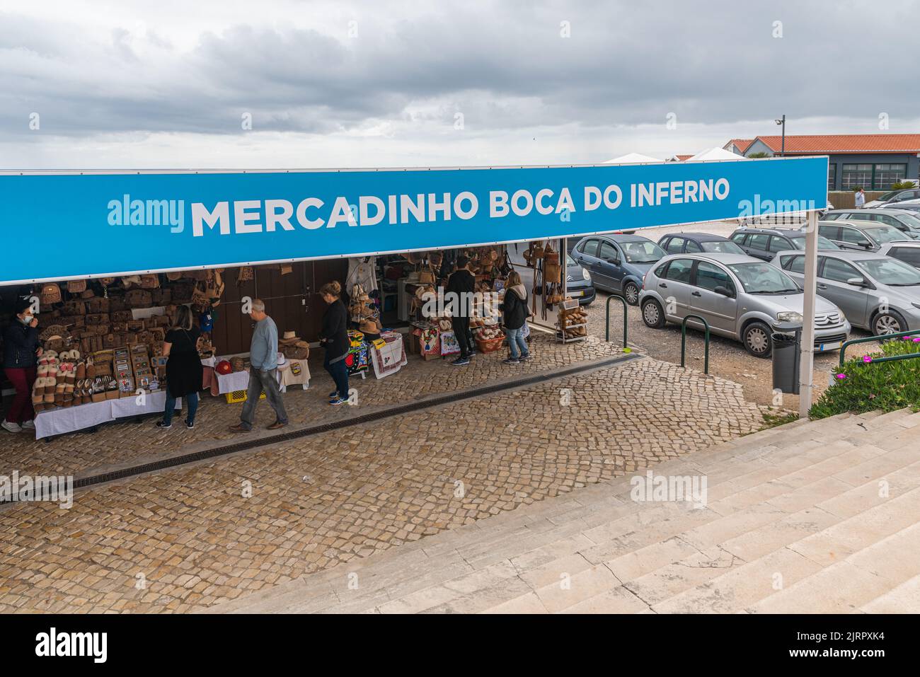 Un groupe de personnes au marché artisanal de Boca de Inferno à Cascais, Portugal Banque D'Images