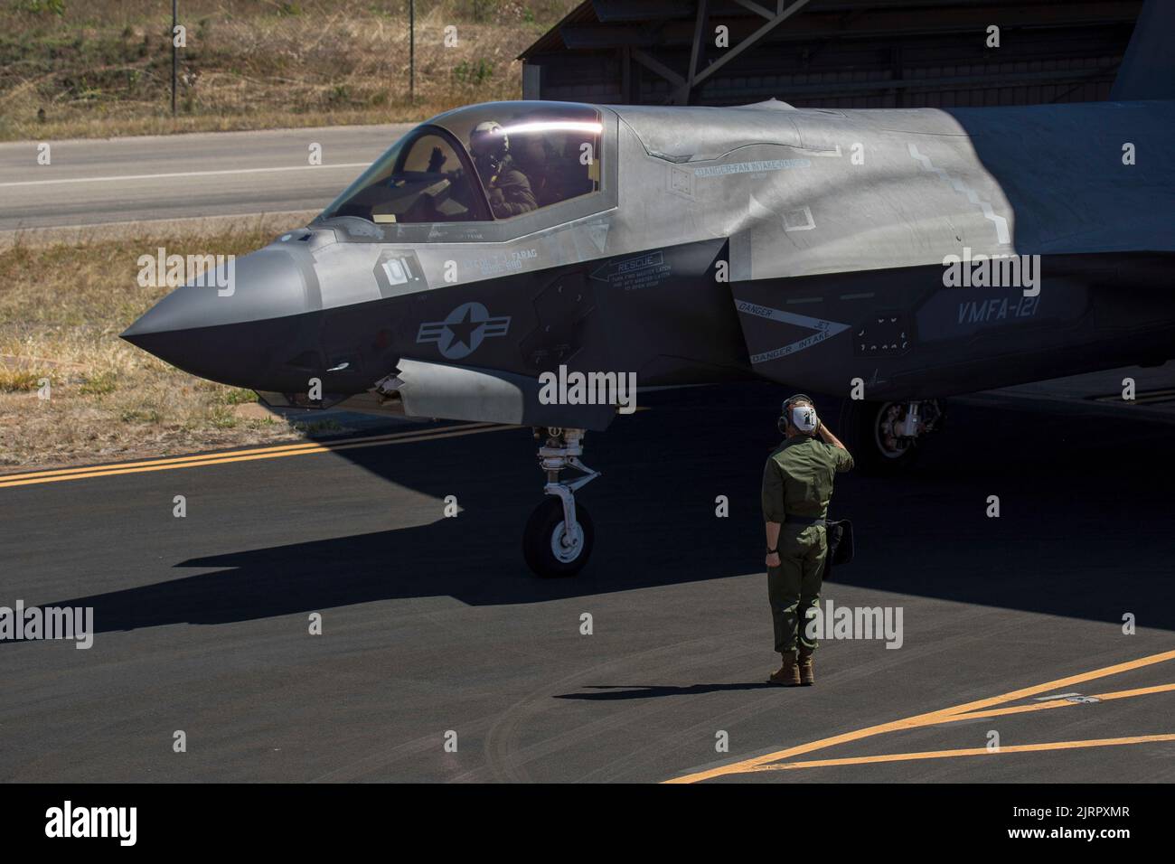 Caporal du corps des Marines des États-Unis Thomas Sharff, mécanicien d'aéronefs à voilure fixe du Marine Fighter Attack Squadron (VMFA) 121, salue le capitaine Samuel Thompson, pilote du VMFA 242, avant les opérations de vol à la base aérienne de la Royal Australian Air Force base Tindal (Australie), le 15 août 2022. Marines avec Marine Aircraft Group 12 mène une formation au niveau de l'unité en Australie pour maintenir l'état de préparation, tester les capacités expéditionnaires et accroître l'interopérabilité avec les alliés et les partenaires dans l'Indo-Pacifique. (É.-U. Photo du corps marin par Sgt. Jackson Ricker) Banque D'Images