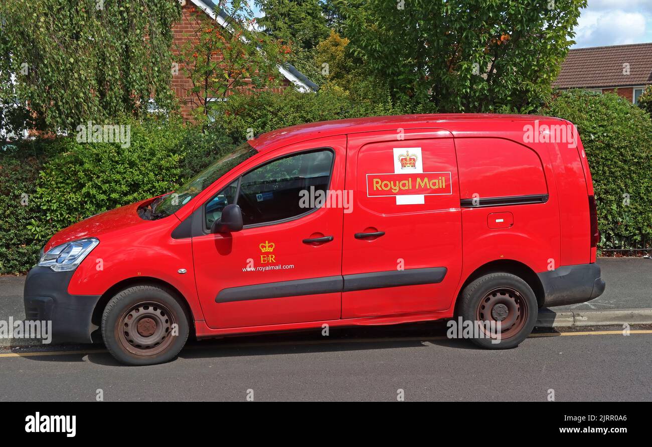 Red Royal Mail, camion de livraison de poste, Culcheth, Warrington, Cheshire, Angleterre, Royaume-Uni - le syndicat est le CWU Banque D'Images