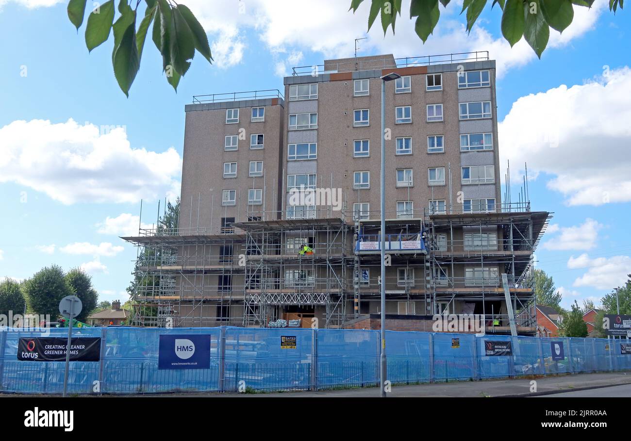 Kingsway House à Latchford, Warrington, Cheshire, des améliorations sont en cours par Torus Housing Group, des améliorations de bloc et de plat sont en cours Banque D'Images
