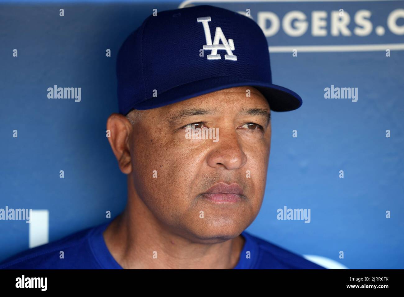 Le manager des Los Angeles Dodgers, Dave Roberts, réagit lors d'un match de la MLB contre les Milwaukee Brewers, le mardi 23 août 2022 à Los Angeles. Banque D'Images