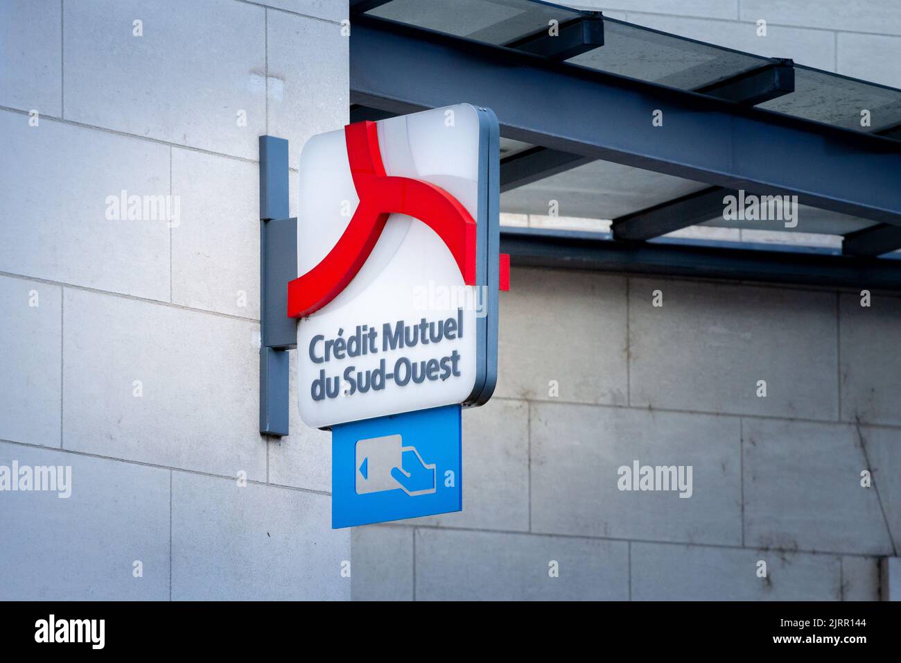 Photo d'un panneau avec le logo du crédit mutuel du sud ouest sur leur agence bancaire locale pour Bordeaux, France. Le crédit mutuel Arkea est un coop français Banque D'Images