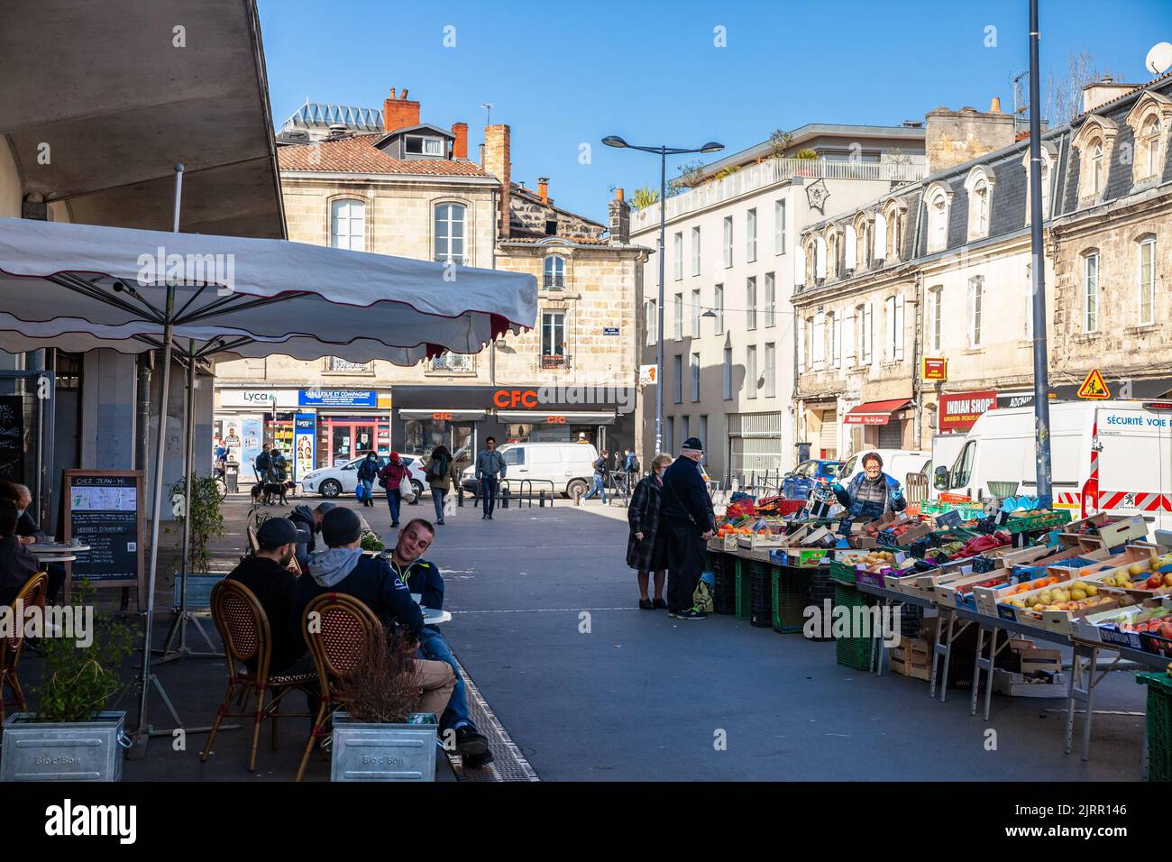 Image d'un stand de marché des capucins à Bordeaux, France, avec une foule de français, clients, achetant des fruits et des légumes. Banque D'Images
