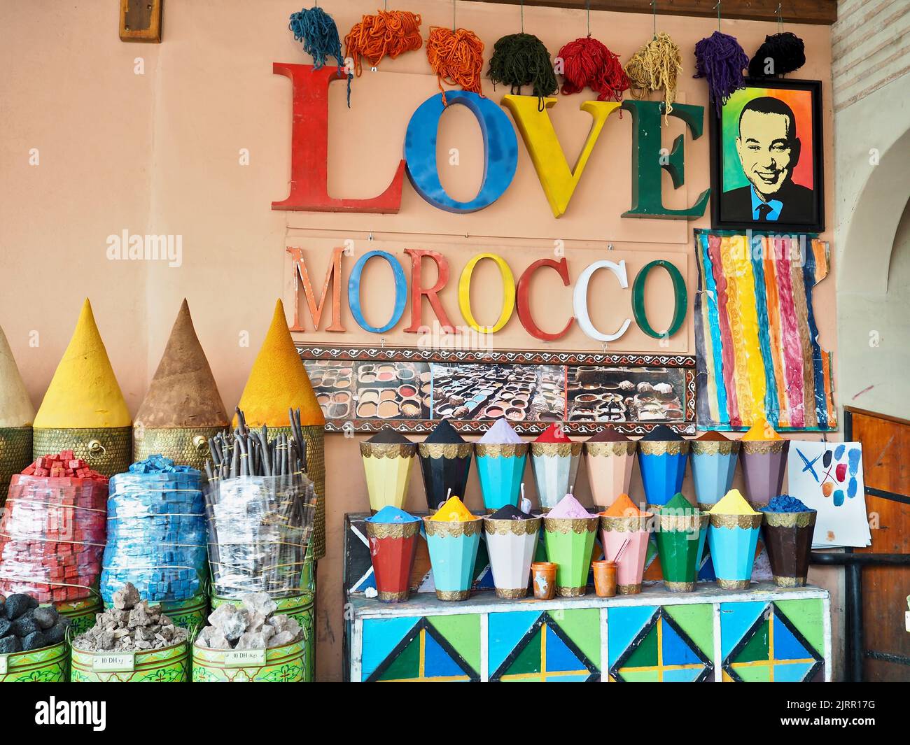 Une boutique d'épices colorée à Marrakech, avec une photo de roi accrochée au mur Banque D'Images