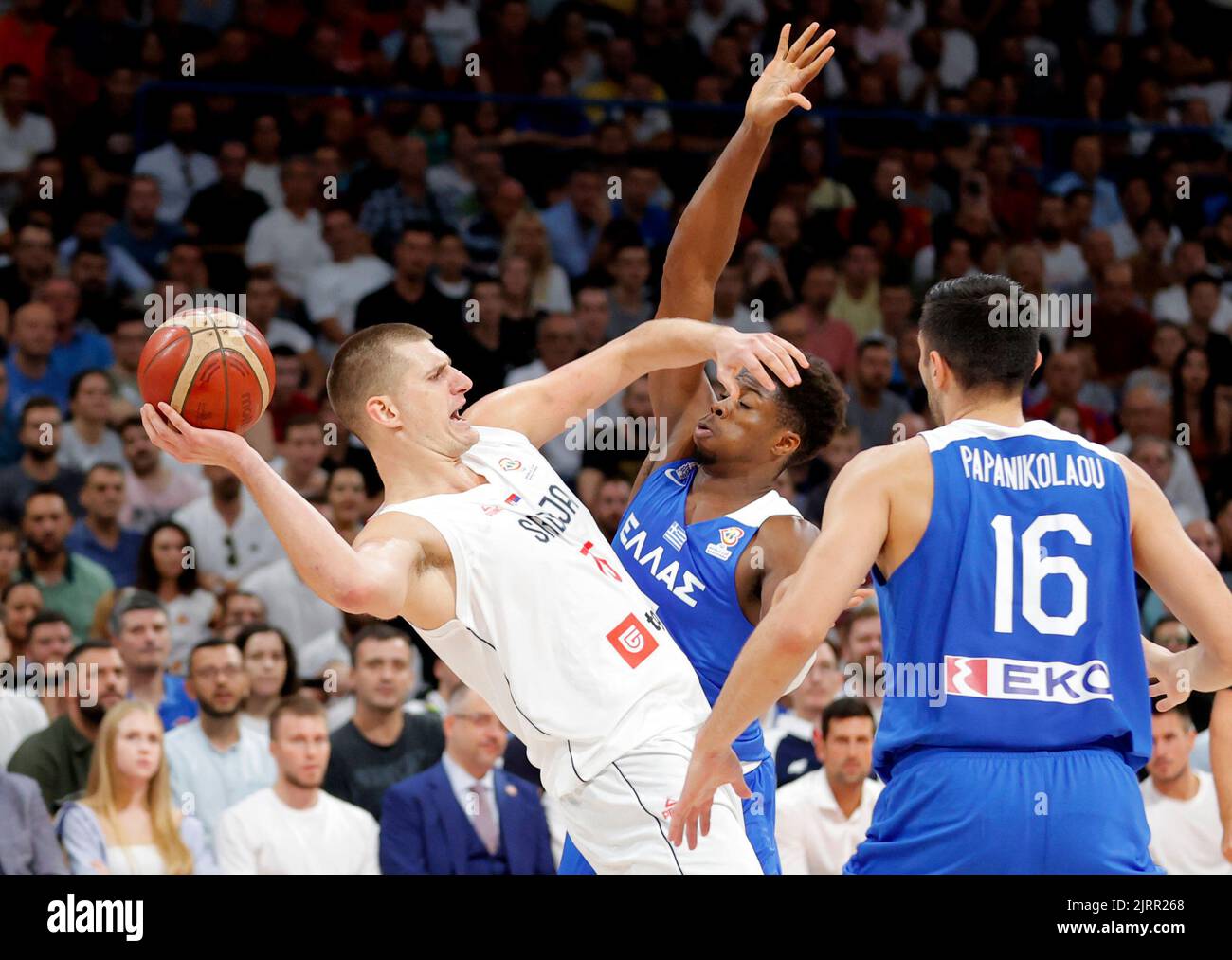 Belgrade. 25th août 2022. Nikola Jokic (L) de Serbie tente de passer le  ballon lors du match de qualification européen de la coupe du monde de  basket-ball 2023 de la FIBA entre