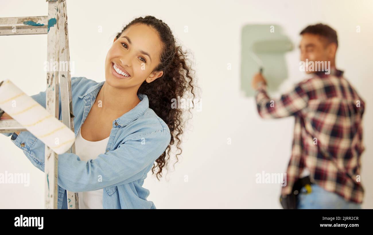 Bricolage, peinture et design intérieur heureux couple avec sourire collage tout en travaillant à la maison familiale, bâtiment ou chambre. Portrait de femme avec homme dedans Banque D'Images