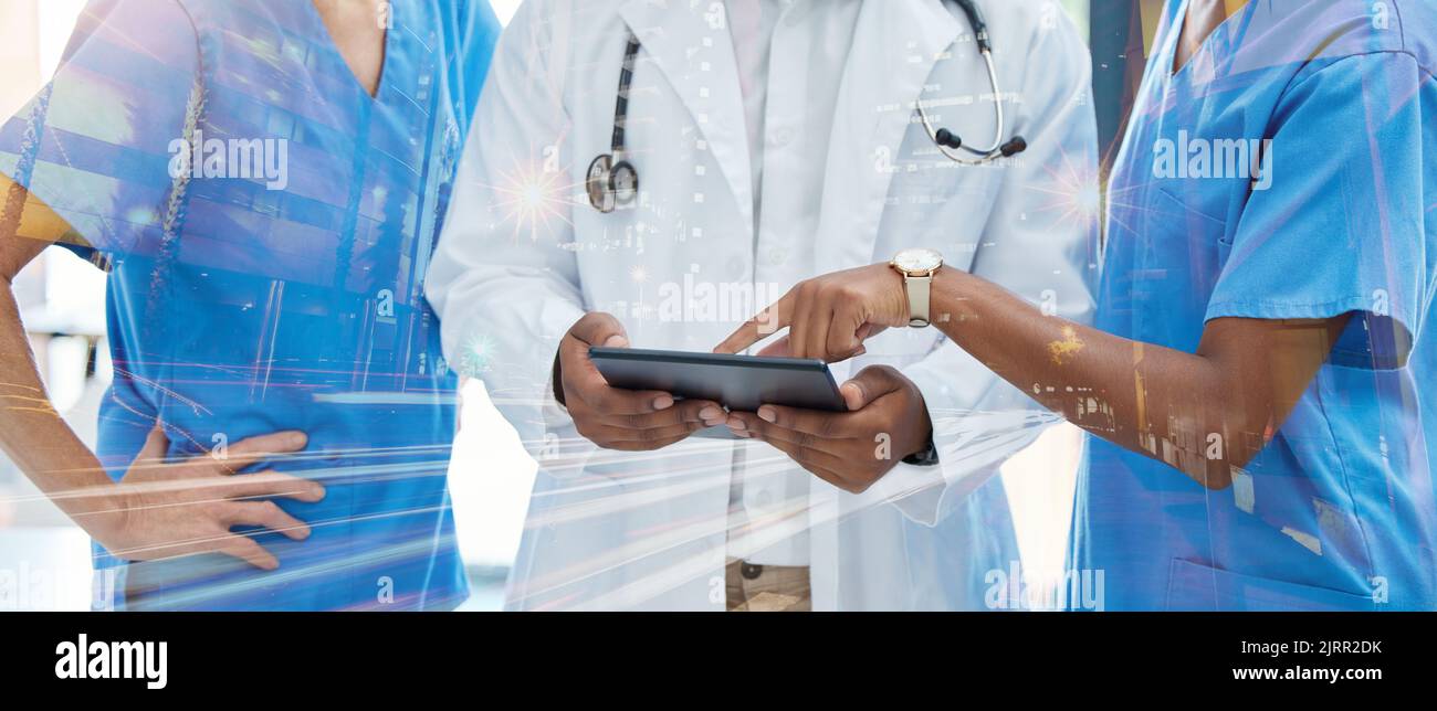 Santé, innovation et réseau médical avec un groupe d'infirmières et un  médecin utilisant une tablette pour discuter d'idées ou de base de données  d'information sur la santé. Diversité Photo Stock - Alamy